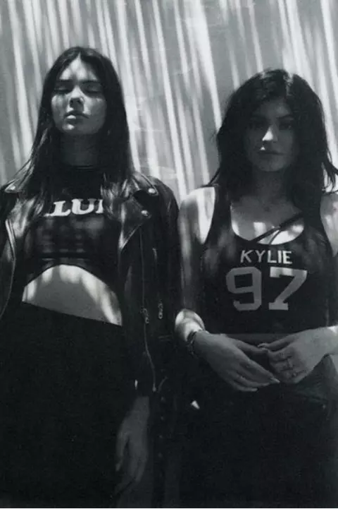 Kendall si Kylie Jenner si-au lansat o linie de haine!