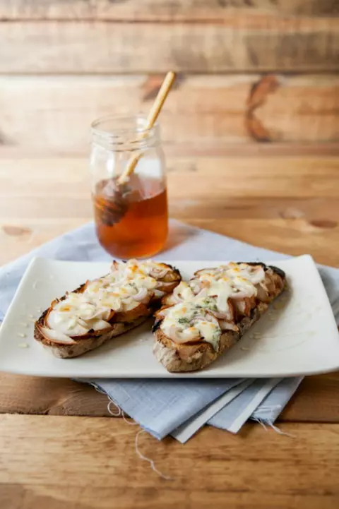 Toast cu pere, gorgonzola si miere