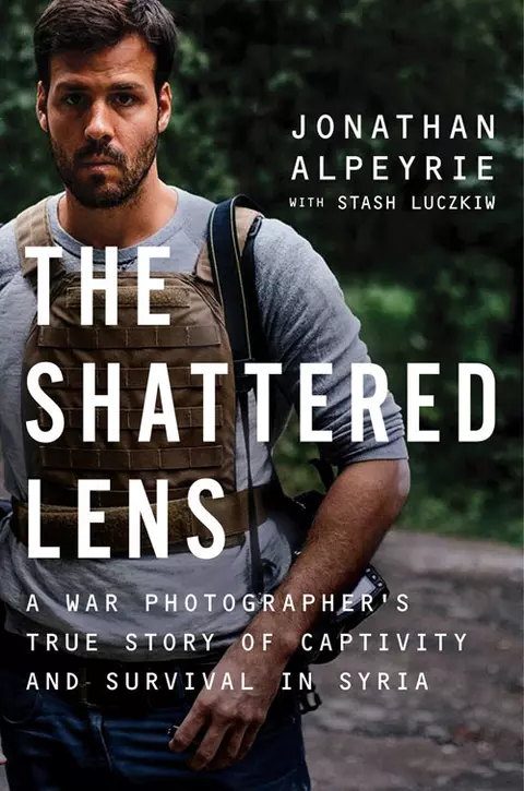"The Shattered Lens", o carte despre viata ca prizonier in Siria