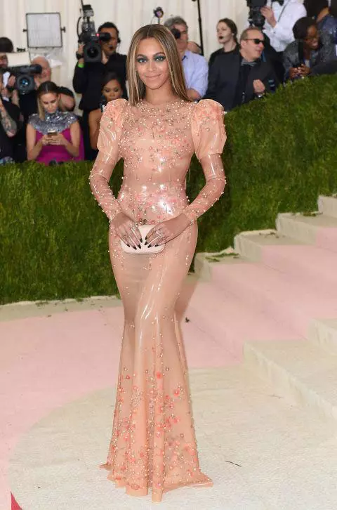 13. Rochia purtată de Beyonce la MET Gala 2016 – estimativ 250.000 de dolari