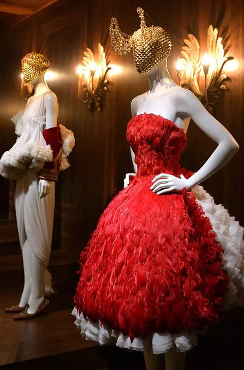 Alexander McQueen se intoarce la Londra cu expozitia „Savage Beauty”