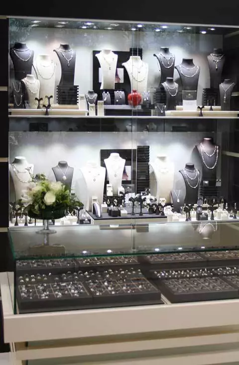 Primul Concept Store Bijuteria Teilor