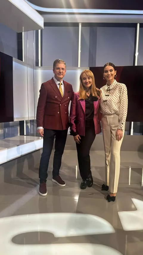 Oana Ioniță în platoul știrilor Antena Stars, alături de Geanina Ilieș și Marius Niță