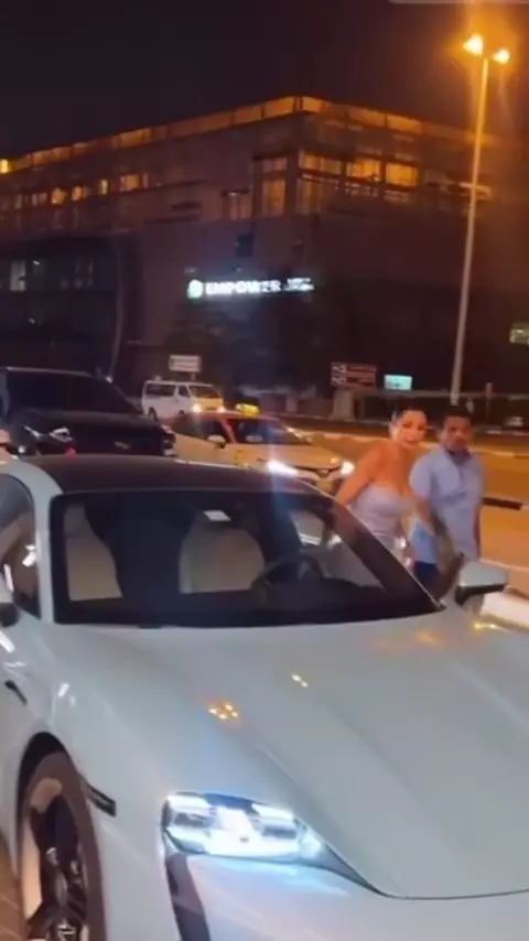 Brigitte Pastramă conduce un Porsche Taycan Turbo S (2)