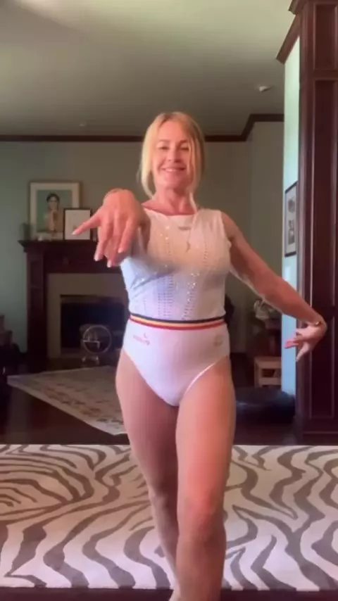 Nadia Comăneci în body de gimnastică la 64 de ani (2)