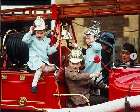 Prinții William și Harry, alături de mama lor, Prințesa Diana, în 1988.