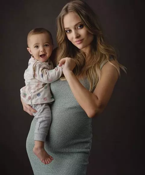 Oana Cosânzeana are o fetiţă de un an şi jumătate, Jessie