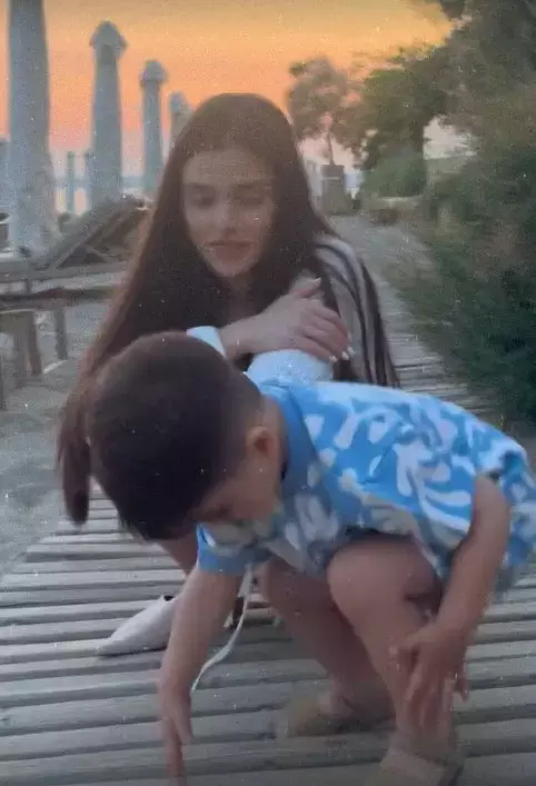 theo-rose-vacanta-in-grecia-1