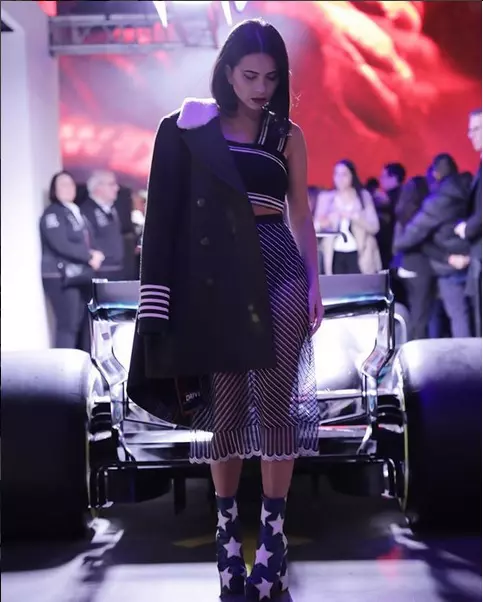 Inna ar putea oricând defila pentru Tommy Hilfiger.