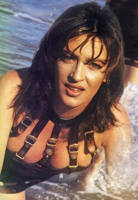 Septembrie 1999 - Laura Stoica, sedinta foto in revista Unica