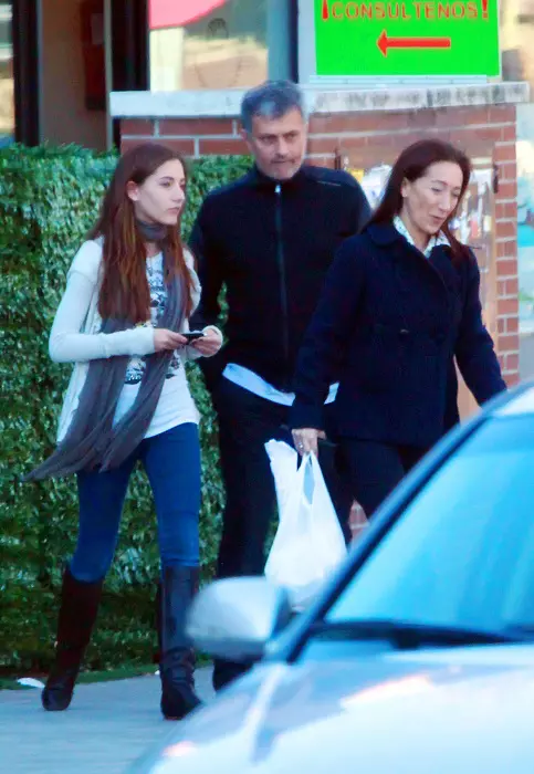 EXCLUSIVO: Mourinho with family and his new Aston Martin.