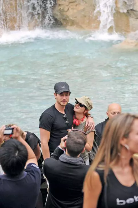 Drew Barrymore și soțul ei, Will Kopelman, într-o vacanță la Roma, nu puteau să rateze Fontana di Trevi.