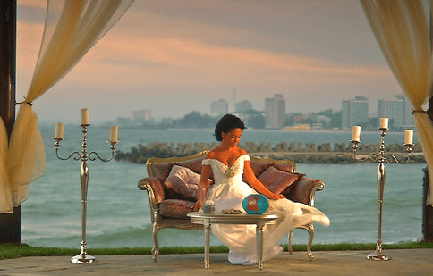 Andreea Mantea îmbracă rochia albă de mireasă în finala „Burlăciţa”