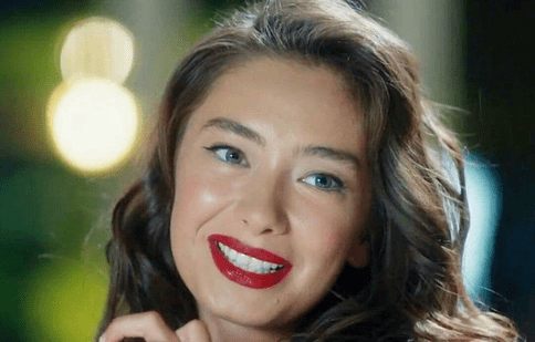 FOTO. Neslihan Atagül, prima poza de promovare a noului ei serial