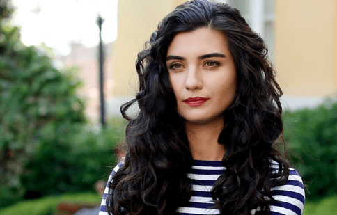 Tuba Büyüküstün revine la tv în serialul „Dragoste de contrabandă”