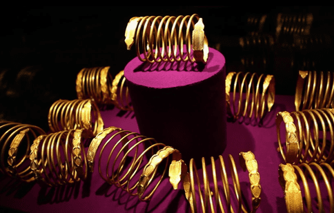 Documentarul care va reda povestea „Brățărilor dacice de aur” va fi transmis de Viasat History