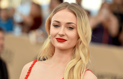 Sophie Turner, dezvăluiri impresionante! A născut purtând mască de protecție