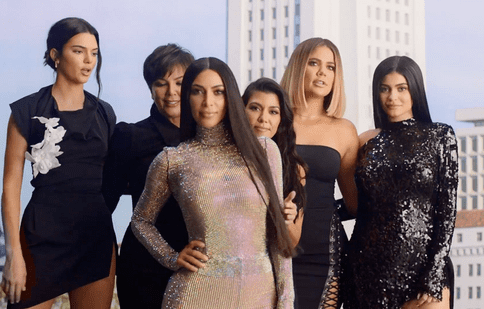 Emisiunea „Keeping Up with the Kardashians 10 Year Anniversary Special”  va fi difuzată pe E! pe 1 octombrie
