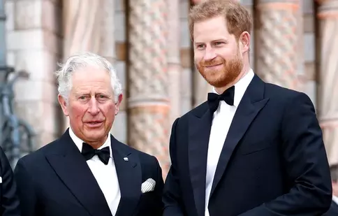 Regele Charles al III-lea are o misiune imposibilă: cum se poate împăca cu prințul Harry fără să o supere teribil pe Camilla