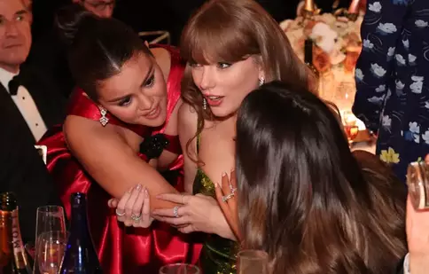 Selena Gomez și Taylor Swift surprinse în timp ce bârfeau la decernarea Globurilor de Aur. Imaginile au făcut înconjurul internetului