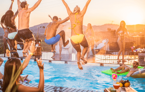 Petrecerea la piscină - prilej socializare sau ocazia perfectă de a combate arșița verii?