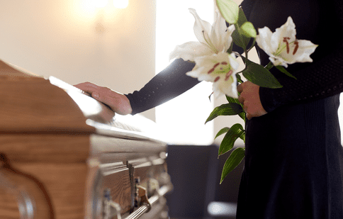 (P) Ce fac românii când pierd pe cineva drag? Despre procesul funerar pas cu pas