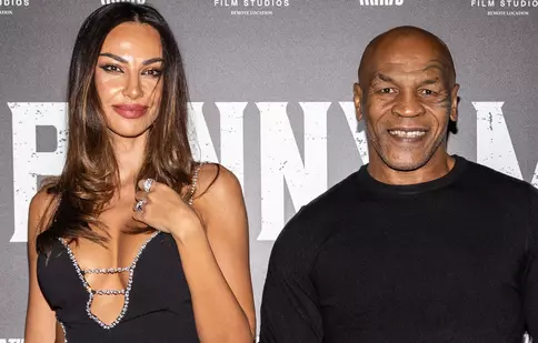 Mike Tyson, cucerit de Mădălina Ghenea. Pugilistul nu și-a putut lua privirea de la actrița care a purtat o rochie fabuloasă
