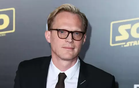 Paul Bettany i se alătură lui Will Sharpe în miniseria „Amadeus”. Ce știm până acum despre această ambițioasă producție