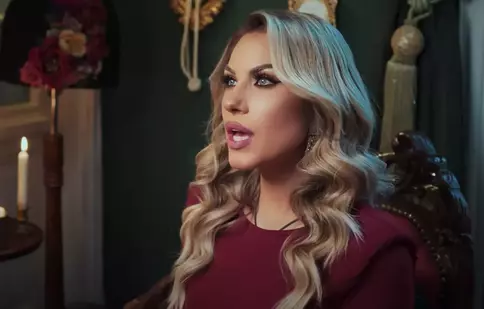 Amna ne poartă „De la dragoste la ură” într-o nouă piesă featuring Robert Toma: „Cred că reprezintă situația multor oameni” / Video