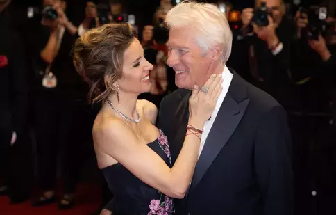 Richard și Alejandra Gere, gesturi de afecțiune pe covorul roșu de la Cannes. Soția actorului este cu 33 de ani mai mică