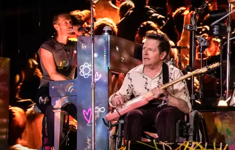 Moment emoționant în timpul unui concert Coldplay. Actorul Michael J. Fox a cântat la chitară alături de formație. Reacția fanilor