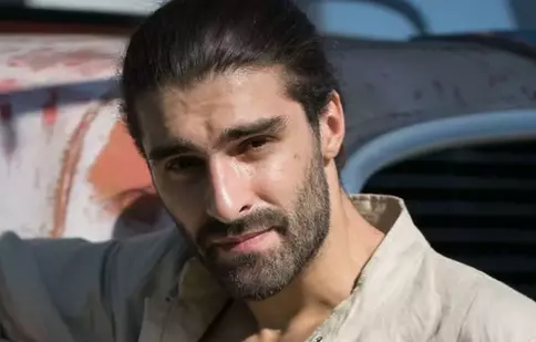 Daniel Nuță, un adevărat sex-simbol. Actorul apare la pieptul gol și cu pletele în vânt în filmul „Retreat Vama Veche”