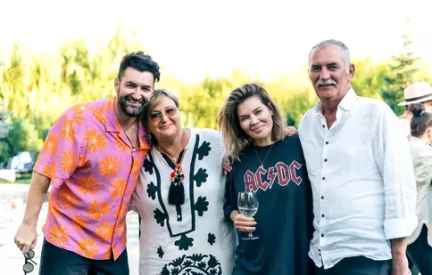 Ce relație are Gina Pistol cu socrii. Prezentatoarea îi cunoaște dinainte de a forma un cuplu cu Smiley
