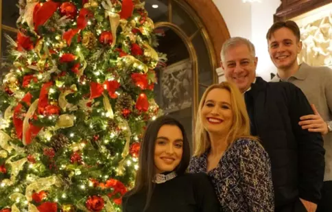 Andreea Esca este pregătită de sărbători. Cum arată bradul pe care l-a ales. Ambii copii au ajutat-o să-l împodobească