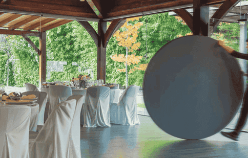 6 piese de mobilier indispensabile pentru organizarea unui eveniment de succes