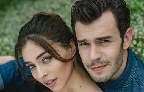Cemre Baysel și Aytaç Şaşmaz s-au despărțit după patru ani de relație. Ce mesaje cu subînțeles și-au transmis pe Instagram