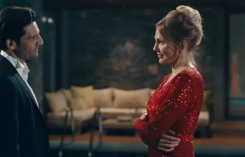 Meryem Uzerli joacă în „Antalya Gambit”. Noul serial este filmat în decorul spectaculos al Antalyei