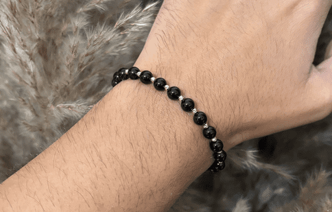 Brățări cu pietre naturale: tendințe în accesoriile pentru bărbați