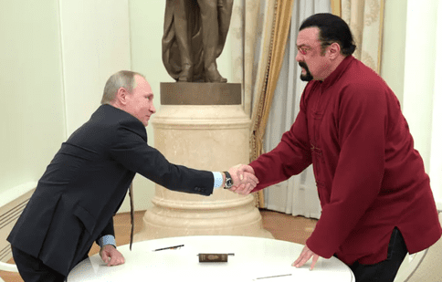 Steven Seagal dă lovitura în Rusia: Vinde vila de lângă Putin cu un preț de 7 ori mai mare. Cât cere actorul