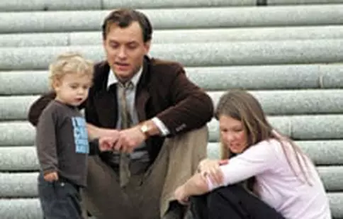 Jude Law, în pat cu dădaca
