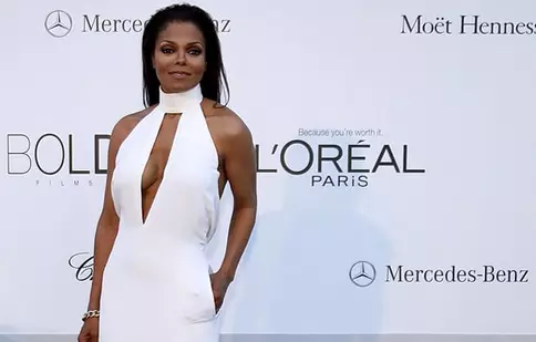 Janet Jackson îşi ţine inelul de logodnă la loc sigur
