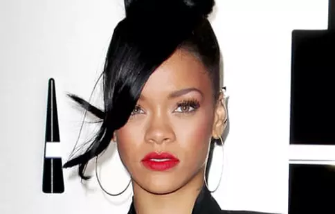 Rihanna vrea să fie contactată de bunica ei moartă