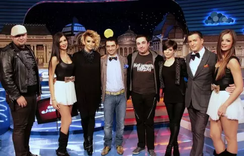 FOTO: Giulia cântă diseară la “Cronica Cârcotaşilor”