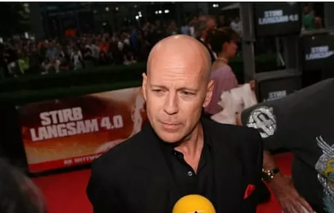 Bruce Willis colecţionează vase de ceramică