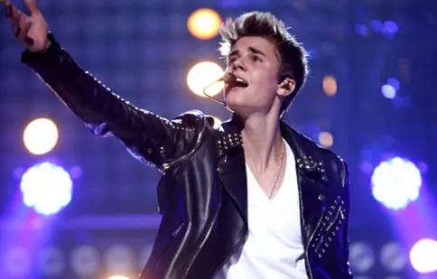 Justin Bieber îşi caută iubită
