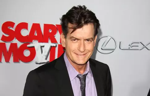 Charlie Sheen nu-și plătește pensia alimentară