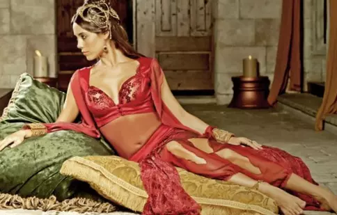 FOTO. Cine e Cansu Dere, cadâna Firuze din "Suleyman"