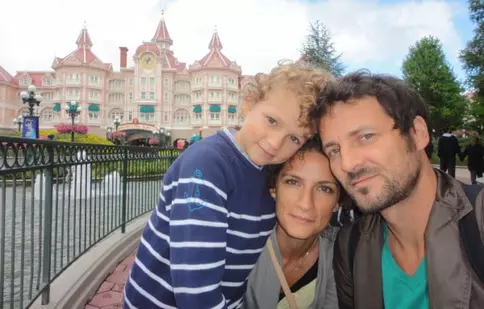 Andrei Aradits îşi răsfaţă copilul la Disneyland