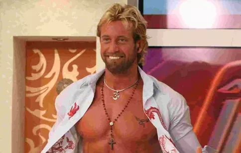 Gabriel Soto se dezbracă pentru fanii săi
