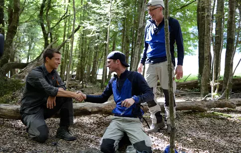 Bear Grylls decide cine ia 500.000$ într-o competiţie de supravieţuire